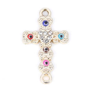 Détail du pendentif croix dorée avec perles mauvais œil et cœur en cristal au centre