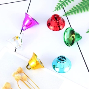 Detailopname van kleurrijke metalen kerstbelletjes met ophanglussen voor DIY-decoratie