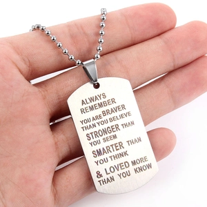Détail du collier plaque militaire en acier inoxydable avec texte gravé et chaîne à billes