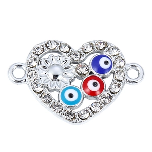 Détail d'un connecteur de bijoux en forme de cœur avec mauvais œil et strass pour DIY