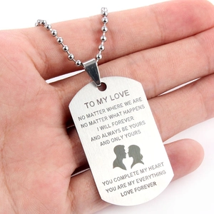 Détail du collier plaque d'identité en acier avec silhouette et texte gravés au laser