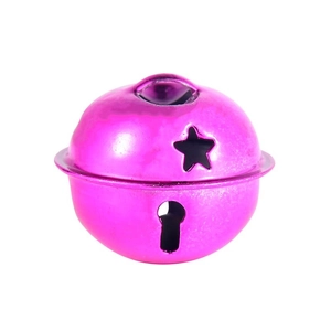 Detailopname van de rozerode metalen kerstbel met sterren en een ophangring eraan