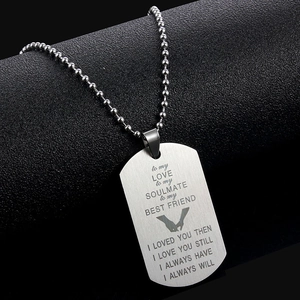 Vue macro détaillée du collier dog tag en acier inoxydable gravé au laser avec chaîne