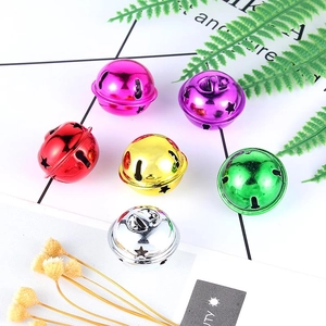 Detailweergave van gekleurde metalen kerstklokjes met sterren voor kerstversieringen