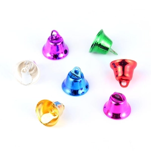 Close-up van kleurrijke gegalvaniseerde metalen kerstbelletjes met ringen in zeven felle kleuren