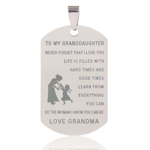 Détail du collier plaque d'identité en acier avec message gravé de grand-mère