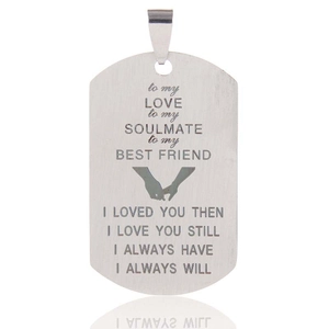 Vue macro d'un collier dog tag en acier brossé avec texte gravé au laser et mains dessinées