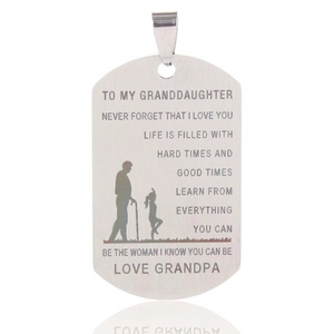 Détail du collier plaque militaire en acier brossé avec message gravé de grand-père