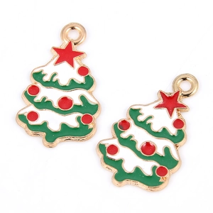 Detailopname van kleurrijke kerstboomhangers met rode ster en emaille afwerking