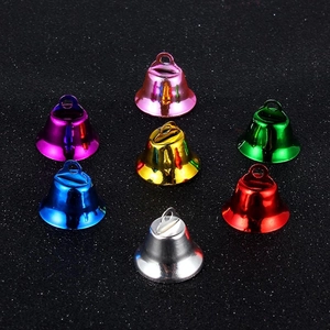 Gekleurde kerst metalen bellen in zeven felle kleuren voor DIY vakantie decoratie