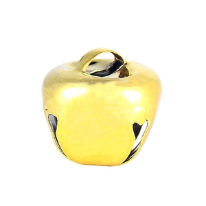 Close-up van een gepolijste gouden kerstbel met een ophanglus voor DIY decoraties