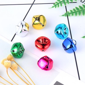 Detail van kleurrijke gegalvaniseerde metalen bellen met ringen voor kerst DIY decoratie