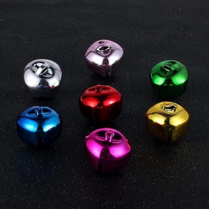 Kleurrijke kerstbelletjes set in 7 kleuren met metallic afwerking en ophanggaten
