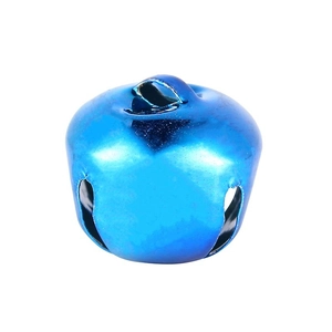 Detailopname van een glanzend blauwe metalen bel voor kerstversieringen en DIY-projecten