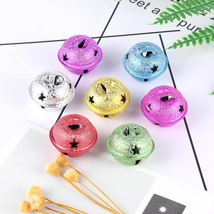 Gekleurde glitter metalen kerstklokjes met sterren voor DIY kerstversiering en decoratie