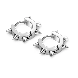 Makro-Detail von Edelstahl-Punk-Ohrringen mit scharfen Metallstacheln und Scharnieren