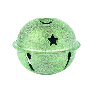 Detail van groene glitter kerstbel met uitgesneden sterren en een metalen ophanghaak