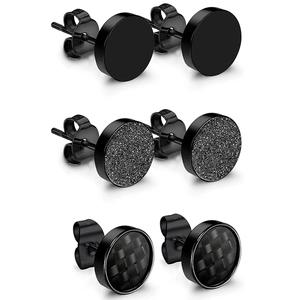Drei Paar schwarze Edelstahl-Ohrstecker mit matten, sandgestrahlten und Kohlefaser-Oberflächen