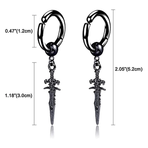 Vista detallada de pendientes de espada negra con dimensiones y textura de metal gótico