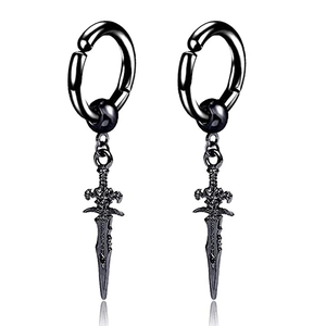 Vista detallada de los pendientes de espada negros de estilo punk vintage para hombres