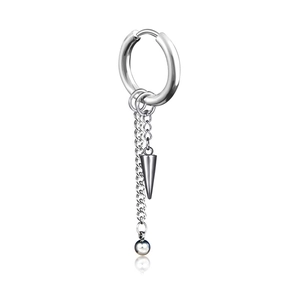 Gros plan de la boucle d'oreille punk en acier inoxydable avec pendentif cône et boule