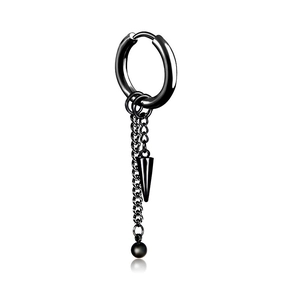 Boucle d'oreille punk noire en titane avec pendentif cône et pompon chaîne sur fond blanc