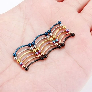 Vue rapprochée de six piercings courbés en acier inoxydable aux couleurs assorties