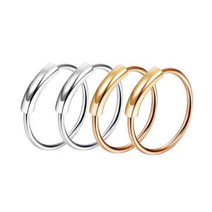 Set aus polierten C-förmigen Creolen aus Edelstahl in Silber und Roségold-Finish