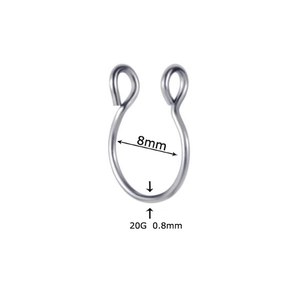 Detail eines 20G Nasenrings aus Edelstahl mit 8mm Innendurchmesser und 0.8mm Drahtstärke