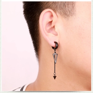 Boucle d'oreille punk noire en acier avec chaîne, plaque triangle et pendentif pointe
