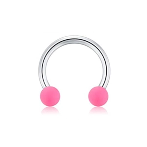 Anello naso a ferro di cavallo in acciaio argento con sfere rosa opache su bianco