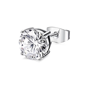 Détail macro du clou d'oreille classique en argent à 4 griffes avec oxyde de zirconium rond