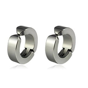Detailansicht silberner Edelstahl-Ohrclips in C-Form mit Federgelenk-Design