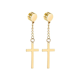 Detalle de pendientes magnéticos dorados con cadena larga y colgante de cruz para orejas