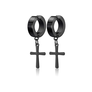 Détail de boucles d'oreilles créoles en acier noir avec pendentif croix et fini mat
