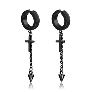 Détail de clips d'oreilles noirs en acier avec pendentifs croix et pointe conique