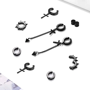 Vue macro d'un ensemble de boucles d'oreilles punk noires avec croix et clous