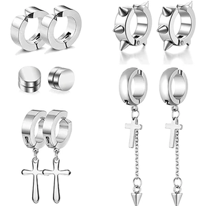 Lot de cinq paires de boucles d'oreilles à clip en acier argenté avec croix et pointes
