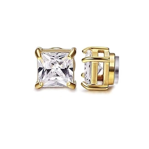 Détail de boucles d'oreilles magnétiques carrées dorées avec zircons coupe princesse