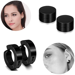 Schwarze magnetische Ohrstecker und Creolen Set für Damen und Herren auf weißem Grund