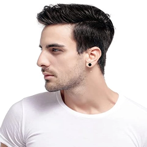 Männliches Model trägt minimalistischen schwarzen runden Barbell-Ohrstecker in Matt-Optik