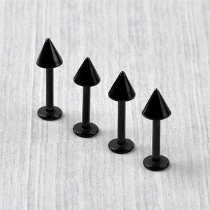 Set mit vier schwarzen Lippensteckern aus Edelstahl mit kegelförmigen Spikes für Piercings