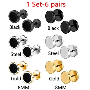Detalle del set de pendientes de pesas de 8mm en negro, acero y color oro