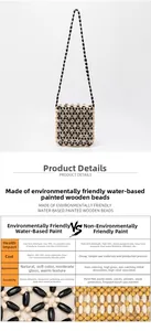 Dettaglio della vernice ecologica sulla borsa artigianale in perline di legno bicolore