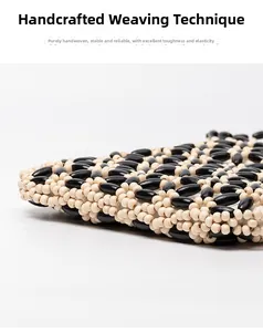 Dettaglio della borsa di perline intrecciata a mano con perle di legno nere e beige elastiche