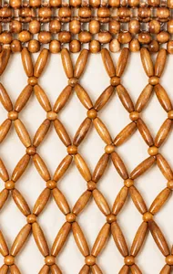 Nahaufnahme der natürlichen Holzperlen und der Webstruktur der handgefertigten Tasche