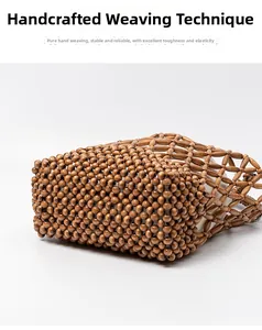 Detailansicht der handgewebten dunklen Holzperlen und der weißen Innentasche der Tasche