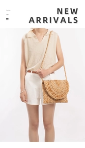 Détail d'un sac bandoulière en jute tissé main avec une texture beige naturelle et rabat chic