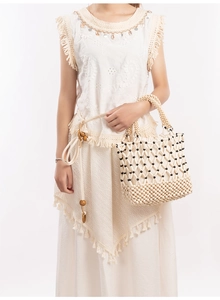 Detailaufnahme der handgefertigten Perlen-Handtasche mit Boho-Rautenmuster