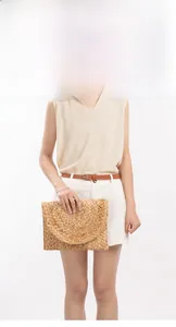Détail de la pochette enveloppe en paille de jute faite main avec texture tressée